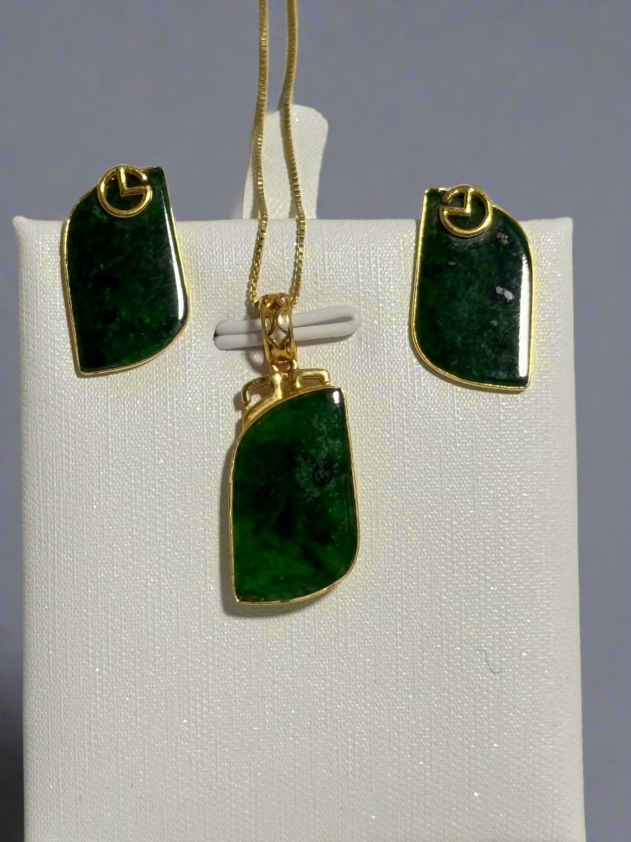 Green jade on 18 karat gold set of earrings and a pendant