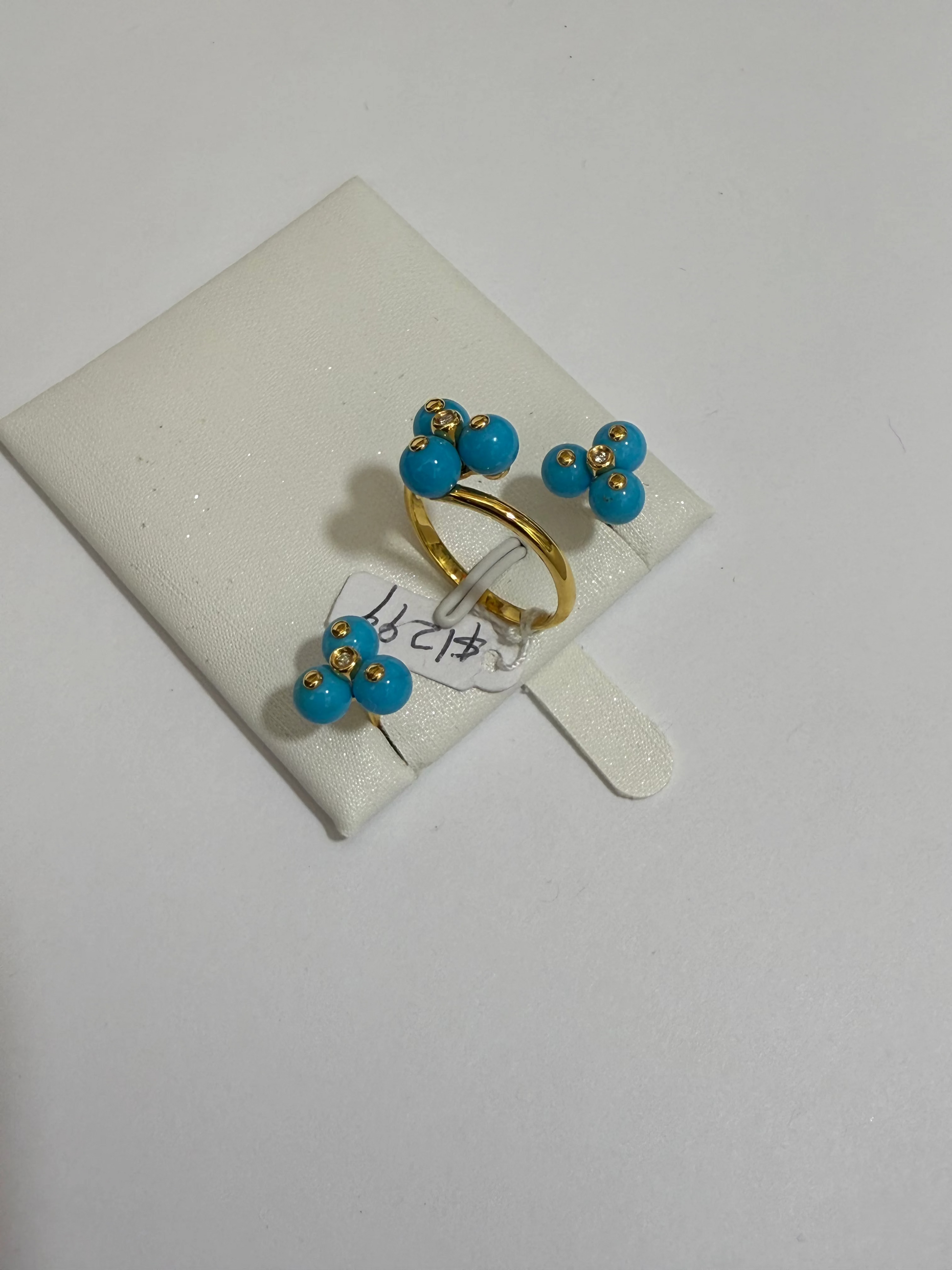 Set of 18 karat gold earring and ring with authentic turquoise
