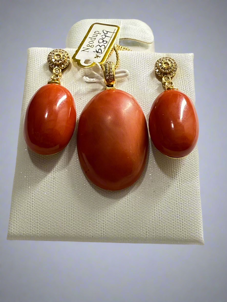 Set of 18 karat gold with diamond earring and pendant with authentic coral