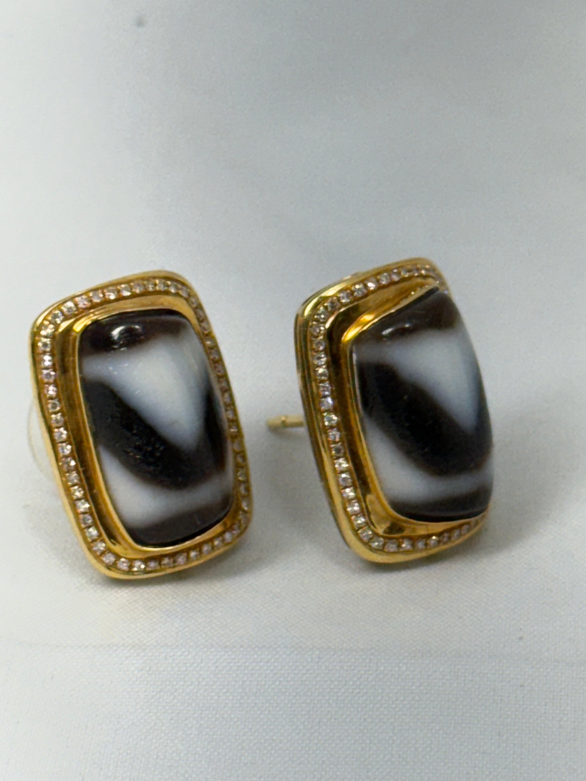 Dzi agate on gold and diamond accent earring