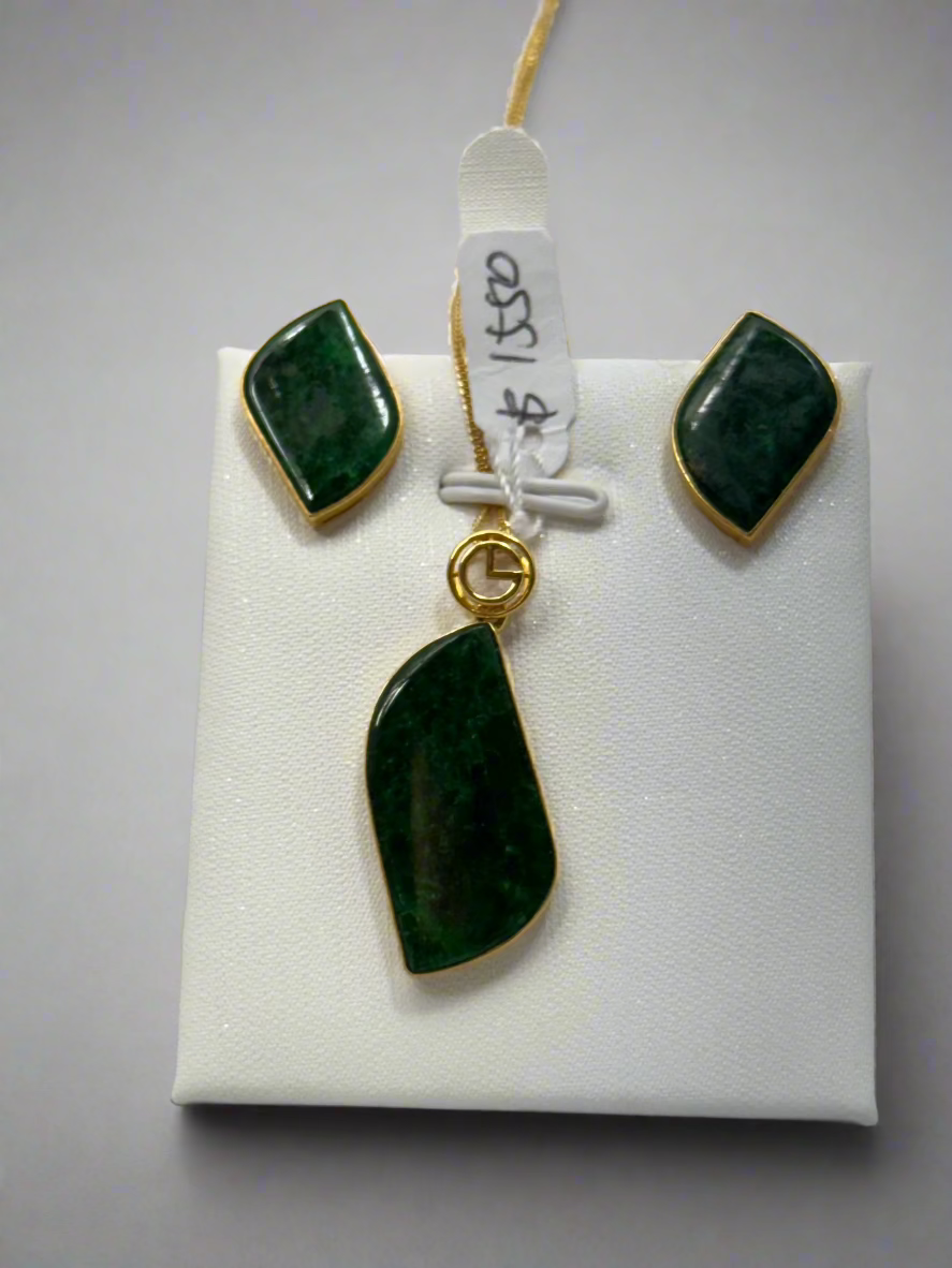 Authentic green jade on 18 karat gold and diamond