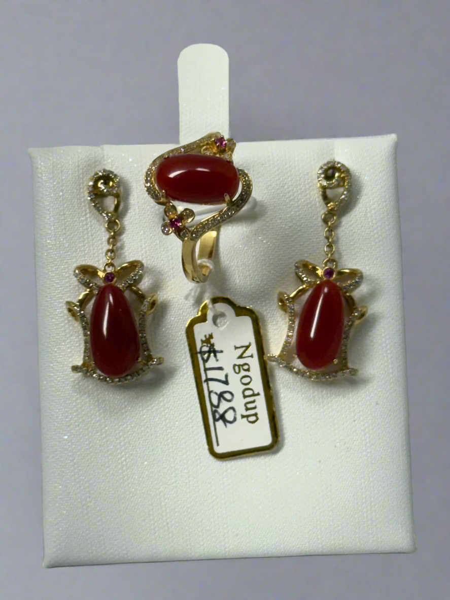 set of 18K gold ring and earring with coral and diamond accent