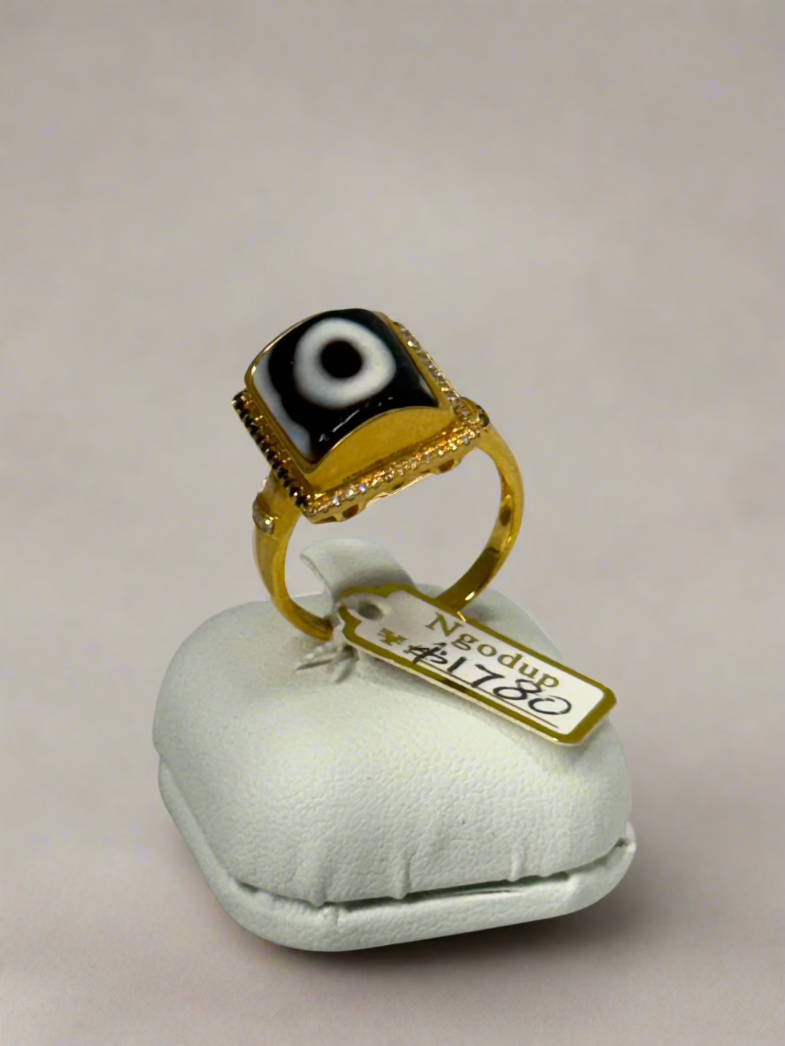Dzi agate on 18K gold and diamond ring