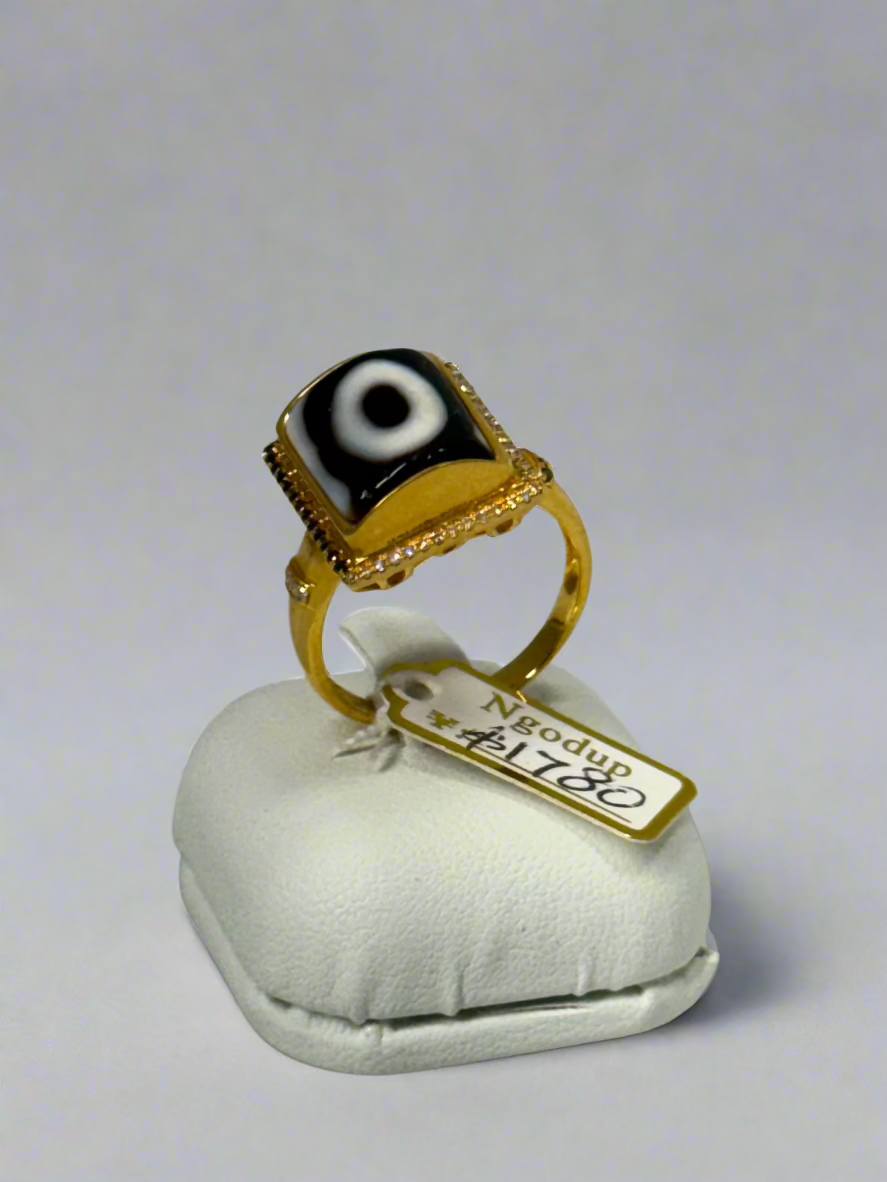 Agate dzi on 18 karat gold ring