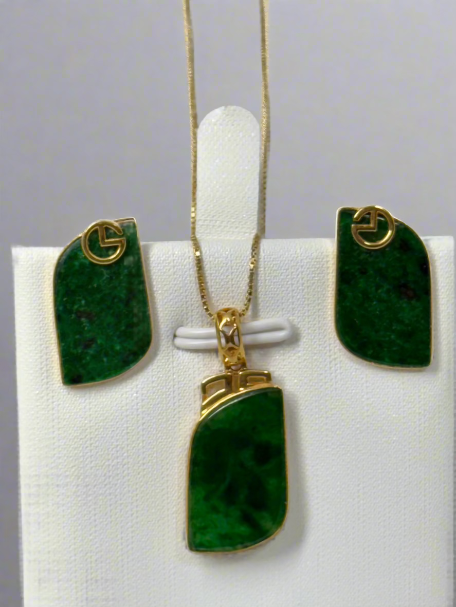 Green jade on 18 karat gold set of earrings and a pendant