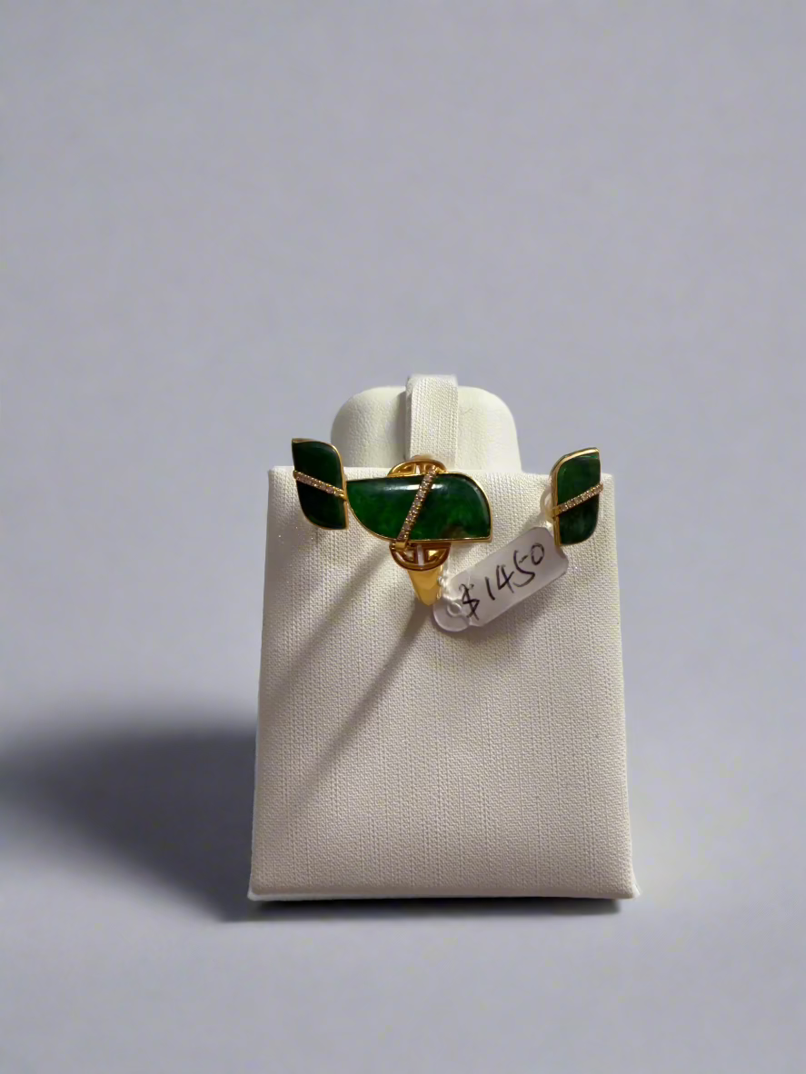 Set of 18 karat gold and diamond ring and earring with authentic jade