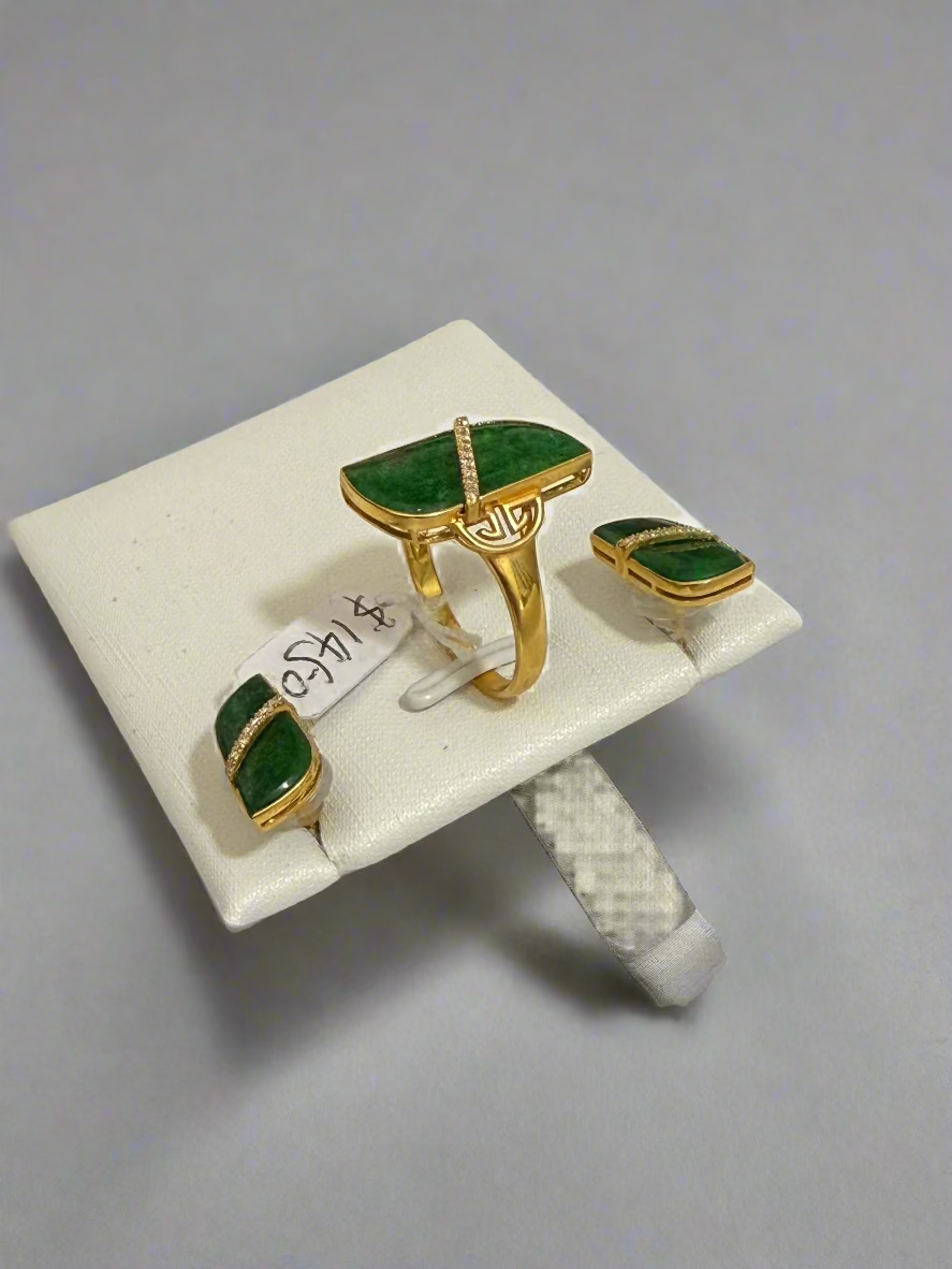 Set of 18 karat gold and diamond ring and earring with authentic jade