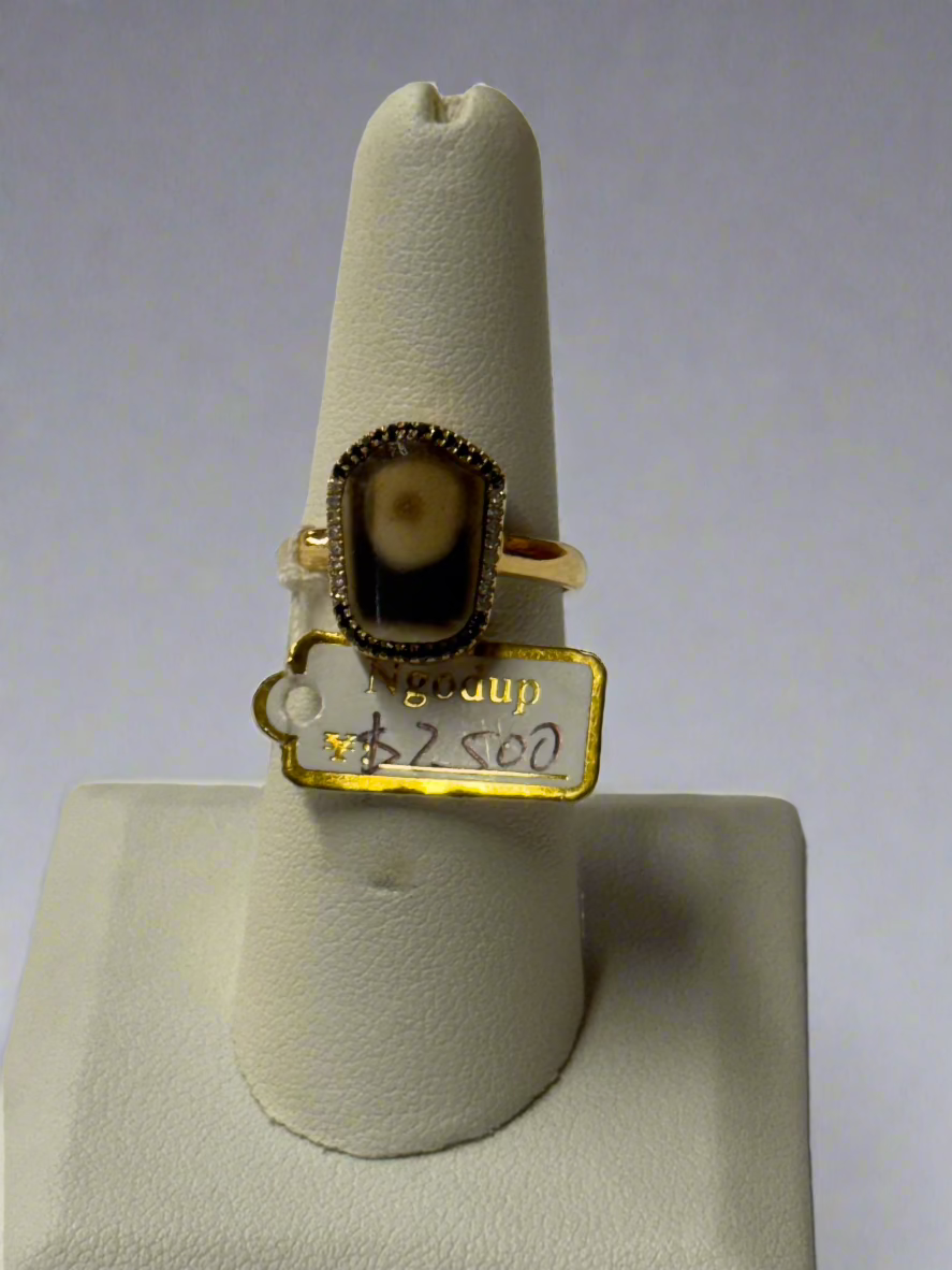 Authentic agate dzi on 18 karat gold ring