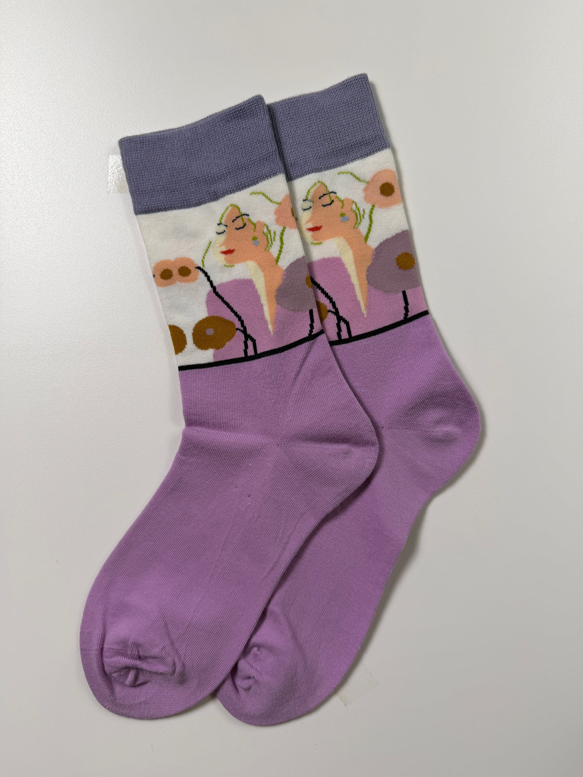 Munsel Smooth Graphic Crew Socks in Cat — Lavender
