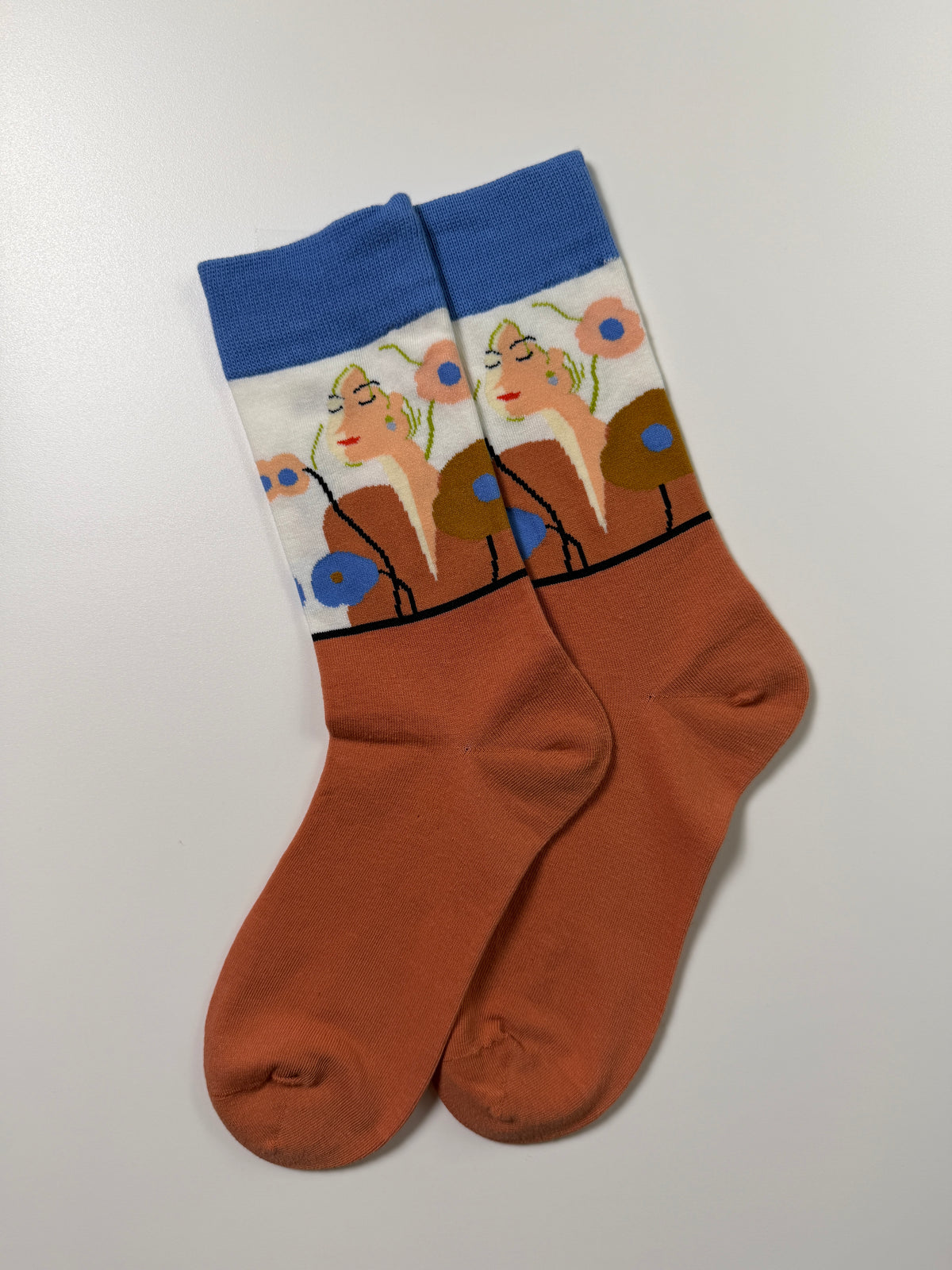 Munsel Smooth Graphic Crew Socks in Cat — Rust
