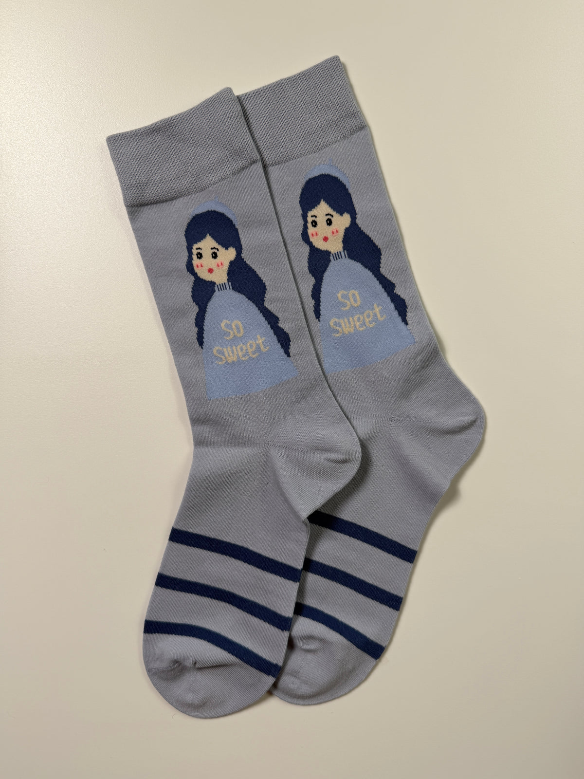 Munsel Smooth Graphic Crew Socks in Character Stripe — Light Gray