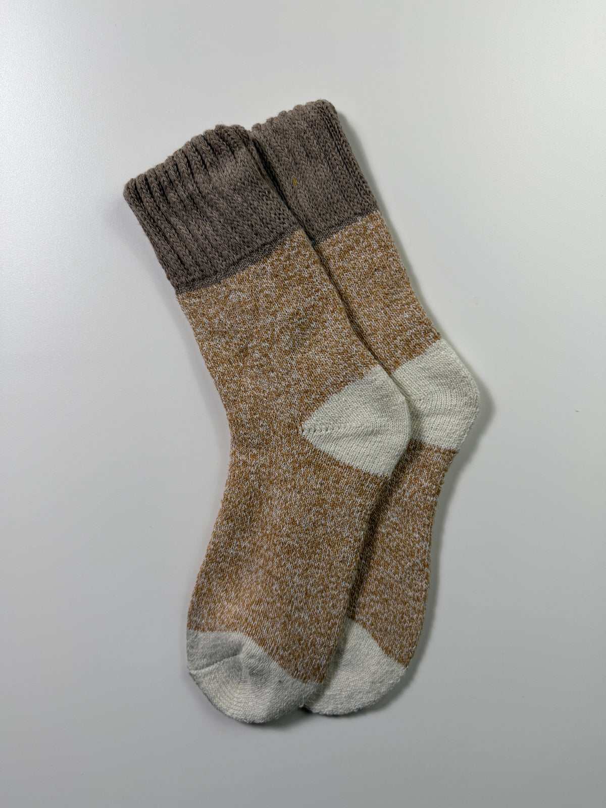 Munsel Contrast Heel Socks in Oatmeal and Gray