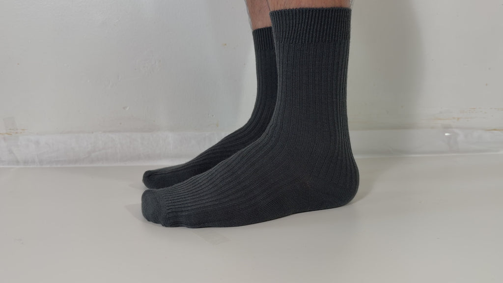 Munsel Fine Rib Crew Socks in Black